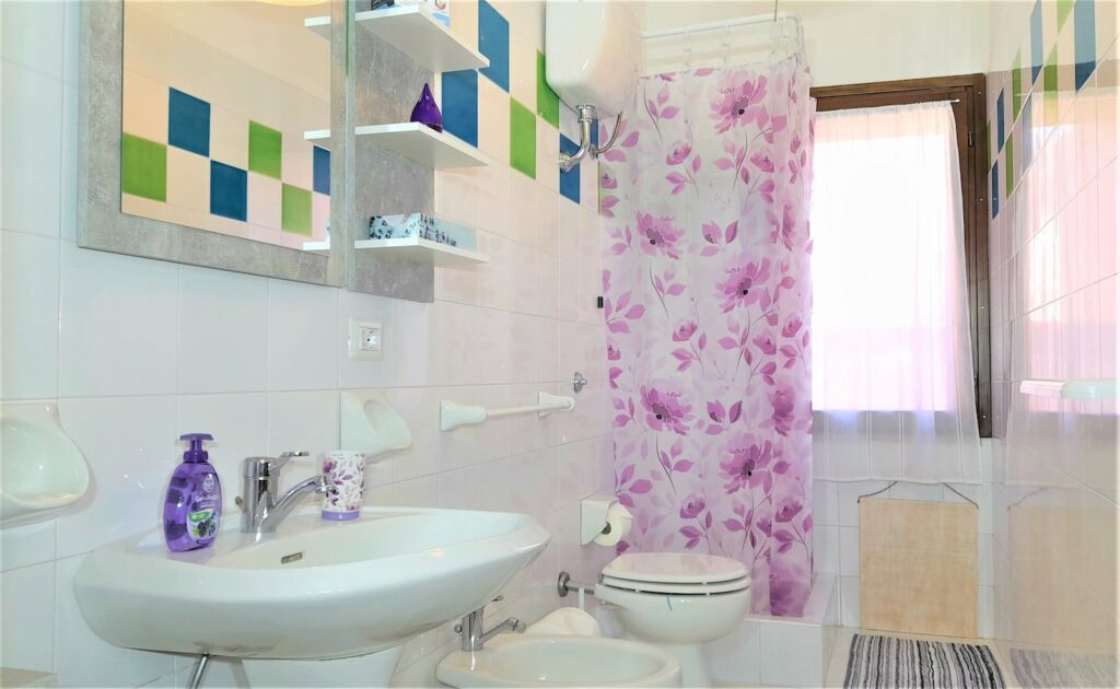 Casa Lavanda Badezimmer mit Blick auf Dusche