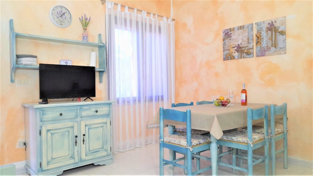 Casa Lavanda Esstisch und TV
