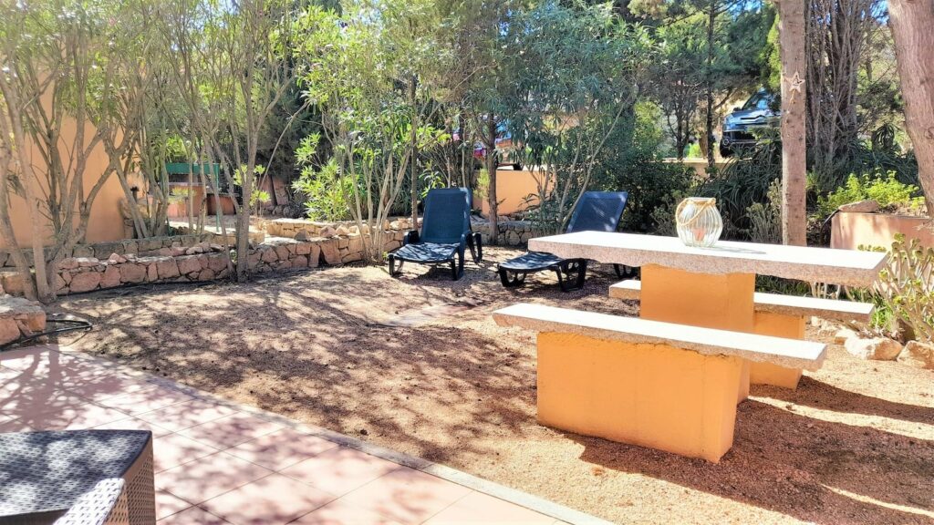 Casa Mare Garten hinter Haus