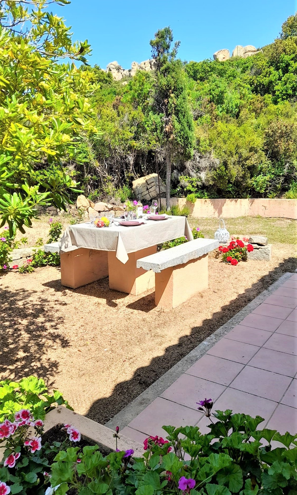 Casa Geranio Terrasse gedeckter Tisch