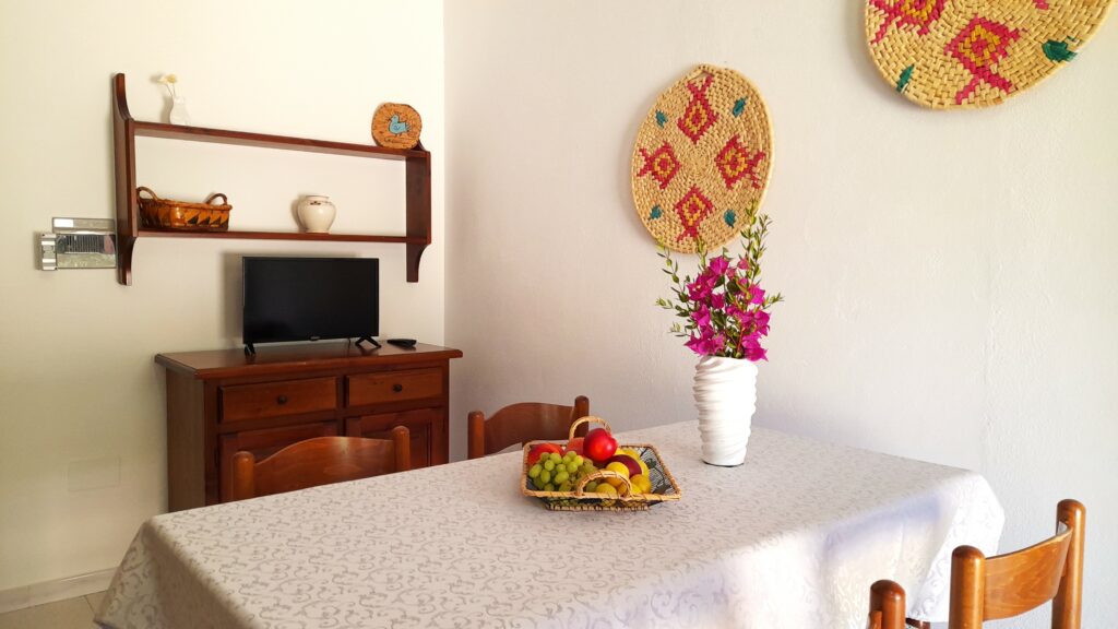 Casa Mirto - Esstisch mit TV