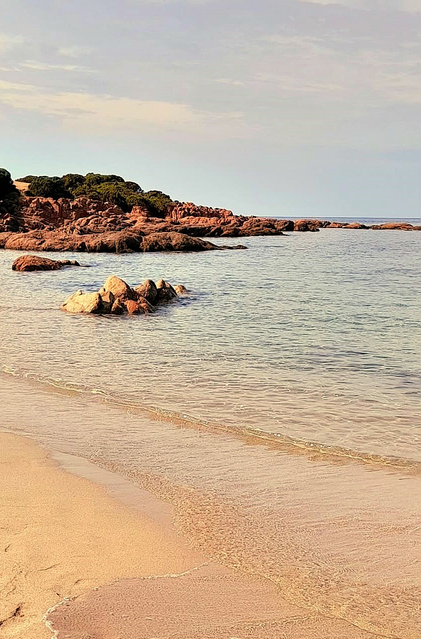 Strand mit Felsen